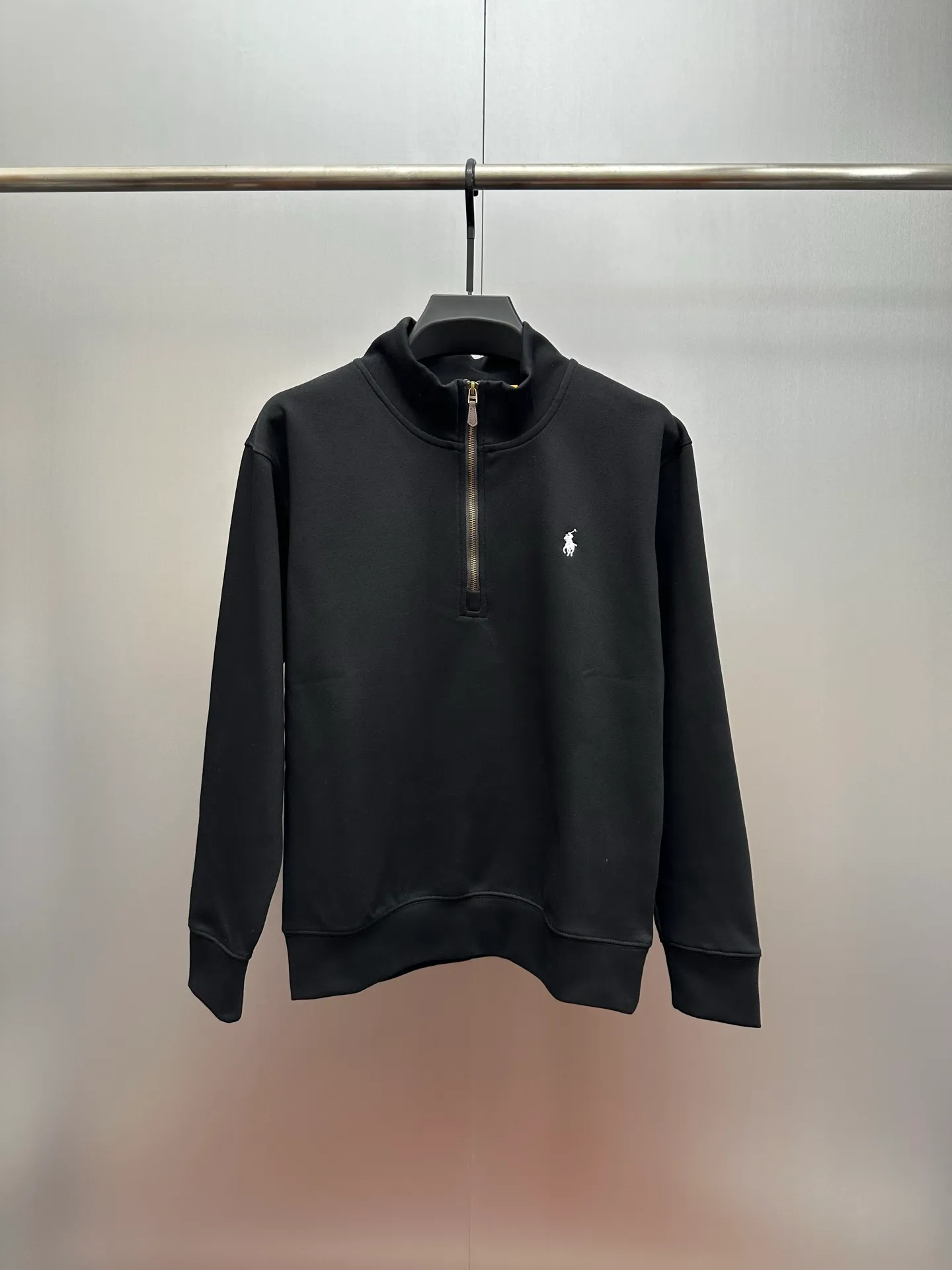 P250 Ralph Lauren/Ralph Lauren classic small logo embroidered turtleneck half-zip sweatshirt, simple and versatile ~ super delicate and soft, close to the body without being tied. Perfectly reflects the brand's sense of superiority. The cut is standard, comfortable to stretch, unrestricted in movement, and highly practical to wear. Classic and simple style, with pony embroidery pattern on the chest, imported machines, three-dimensional and full. Original Polo brass zipper, three-dimensional windproof lapels, taking into account warmth and cool lines, full of coolness, half-open lazy mode. The fit is loose, whether worn alone or layered, you can wear different styles of fashion with just one piece. Color: black, white, gray, brown, navy. Size: S-xL